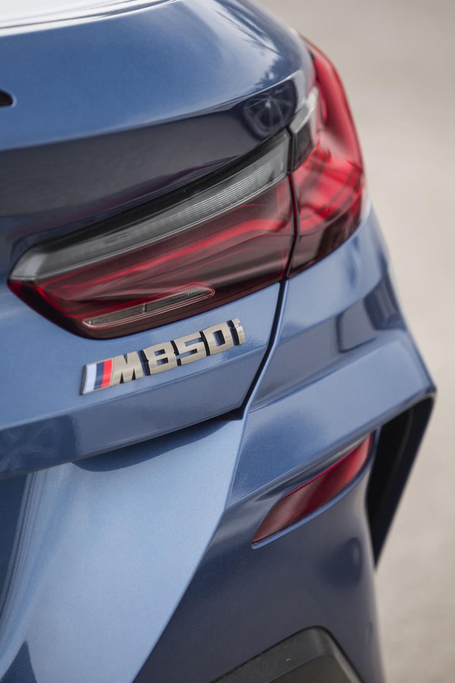 Логотип BMW M850i xDrive (G15) 2018 года  (NA) (фото 13 из 33)